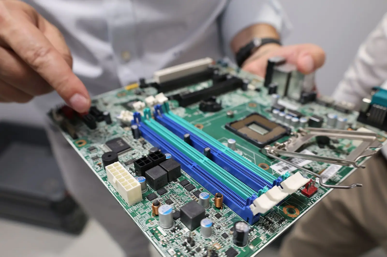 北京高帏晟服装设计与生产流程：从面料选材到成衣质检的全链路优势