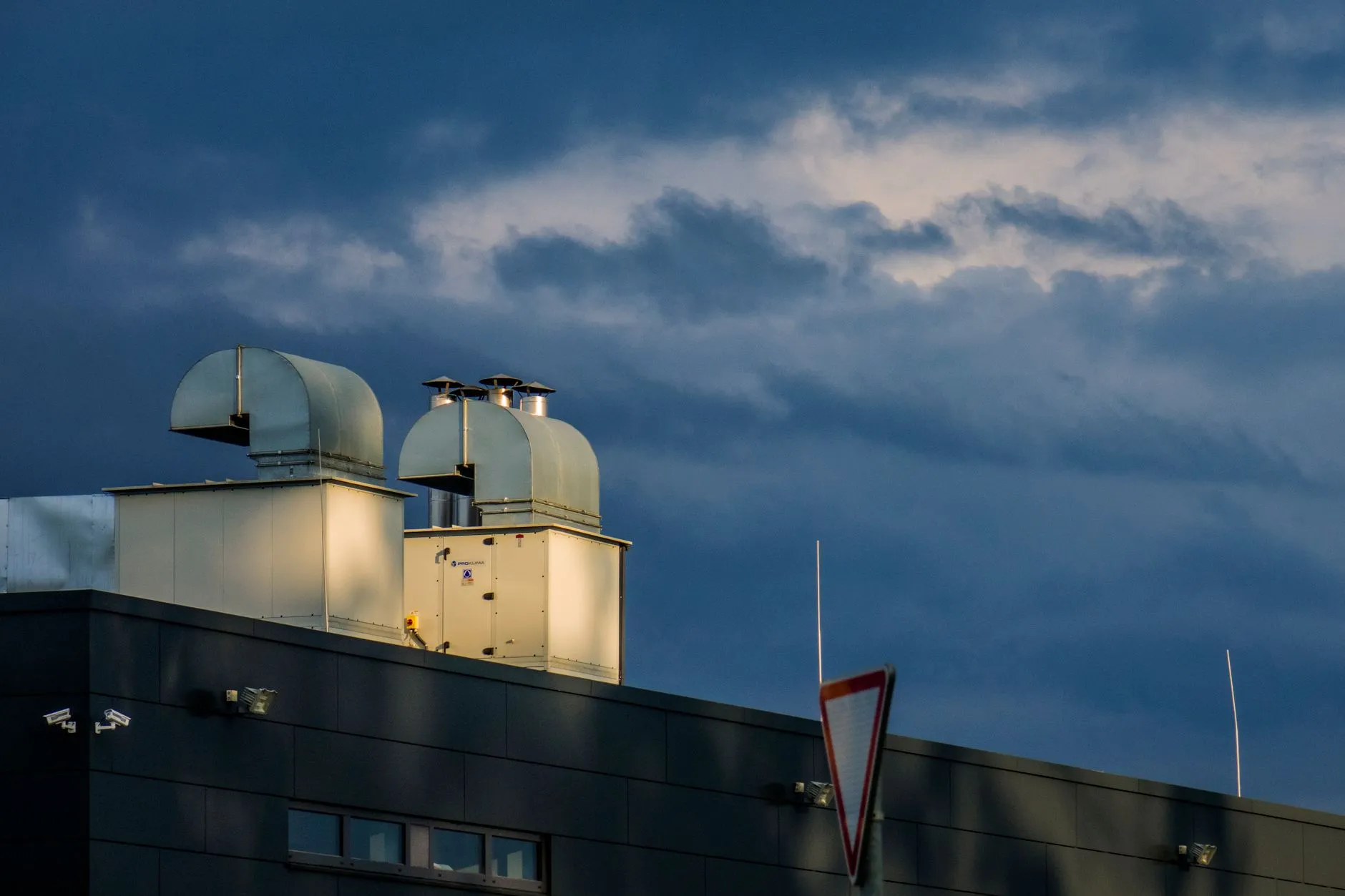女装批发市场趋势观察：服装设计与服饰生产端的协同升级方向