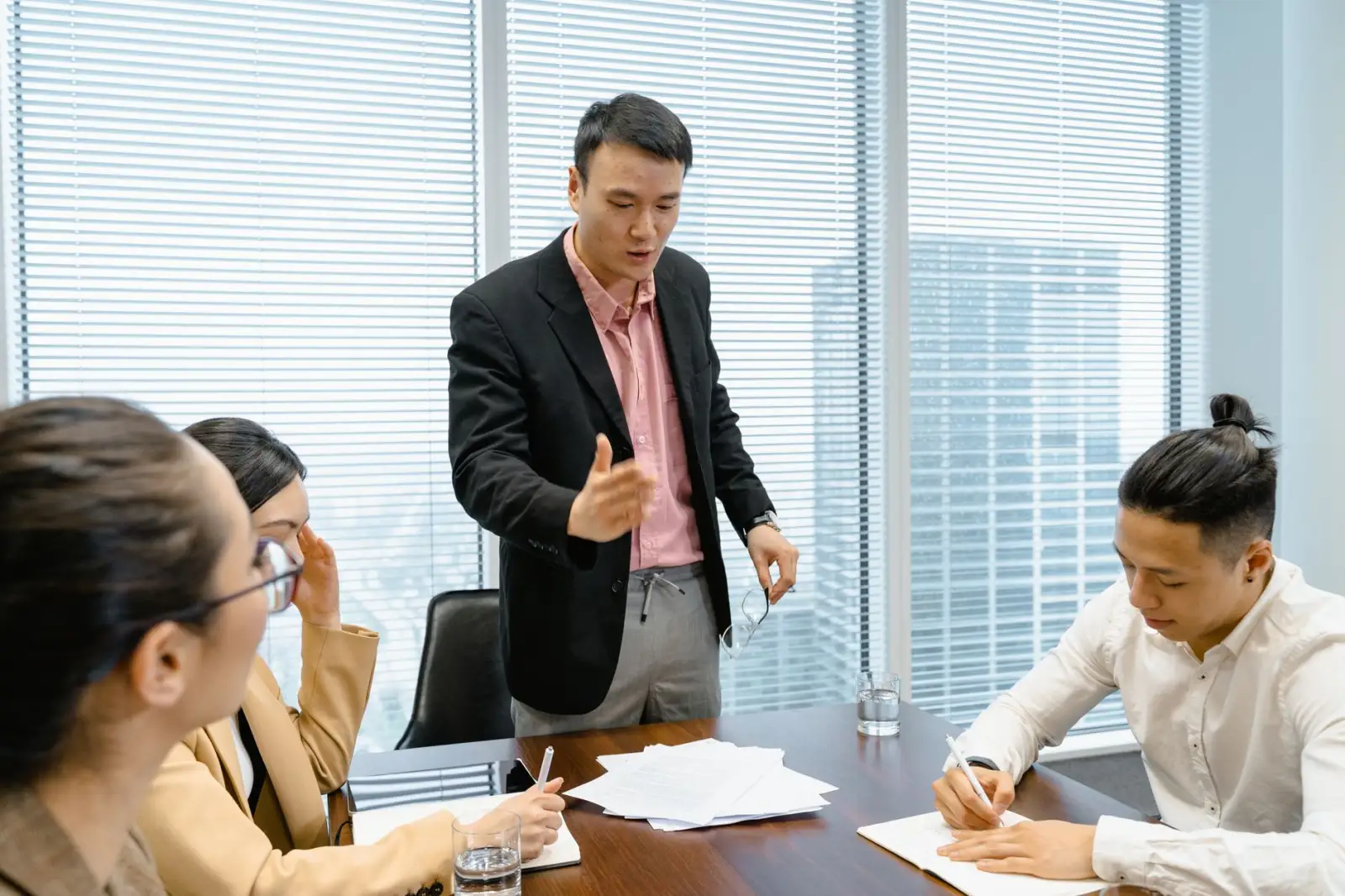 商务服饰品牌批发中的面料选择与工艺质量管控要点