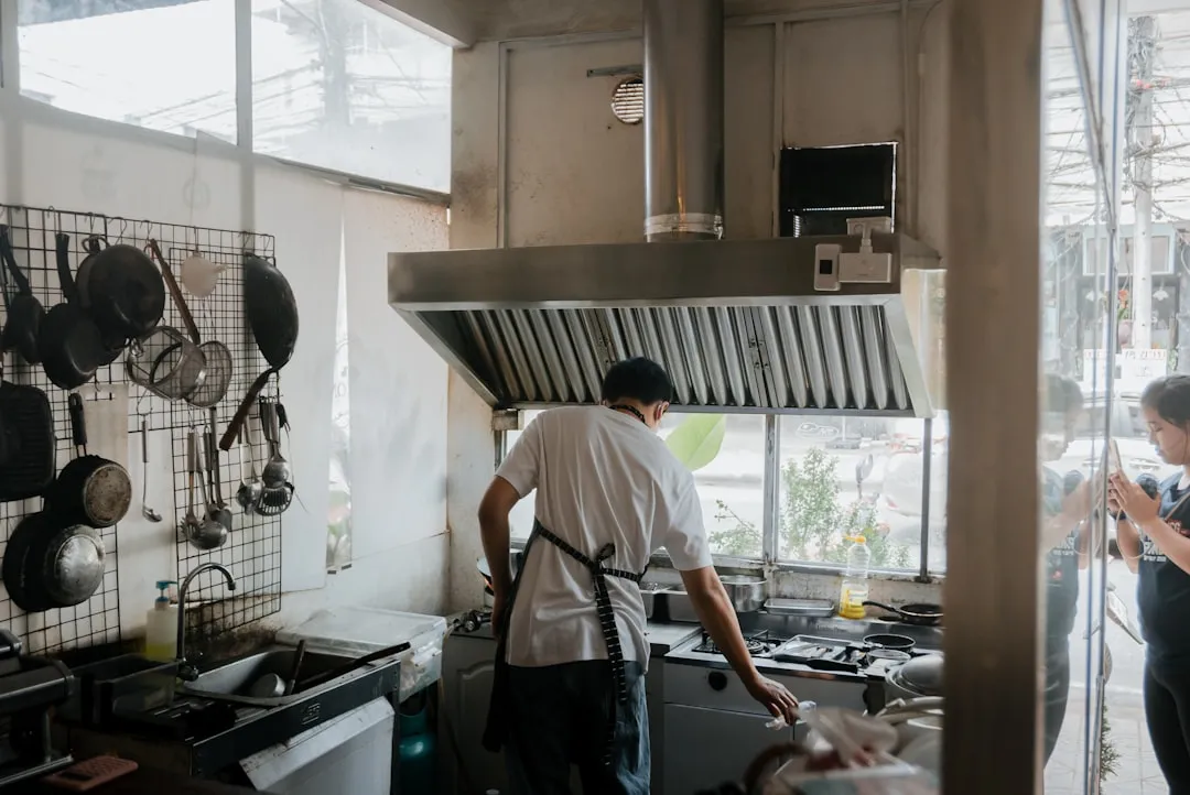 女装批发选款指南:北京高帏晟商务服饰系列参数对比