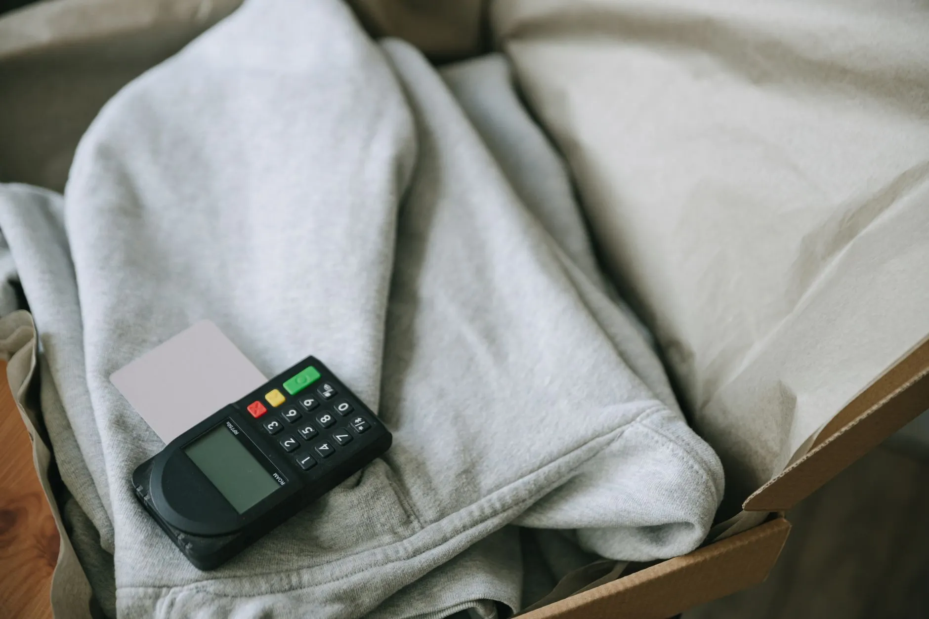 商务服饰品牌批发中的面料选择与工艺质量管控要点