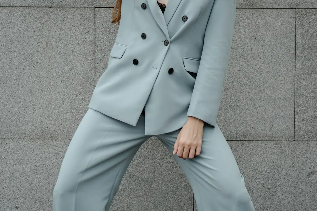 服装设计新趋势:商务女装品牌如何平衡版型创新与批量生产需求正文配图 2